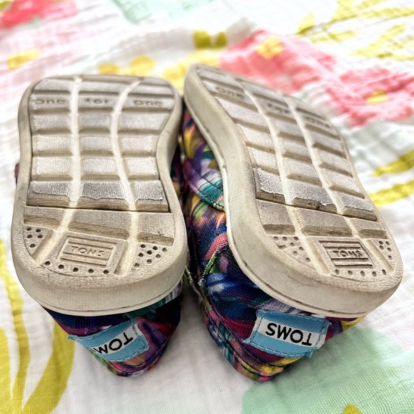 Rainbow TOMS shoes in size 8 (toddler) - Picture 7 of 11